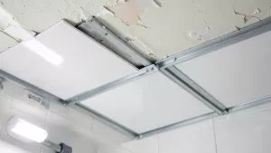 montaż paneli ściennych pcv na suficie