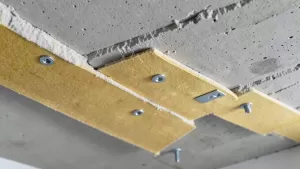 montaż płyt pir na suficie betonowym