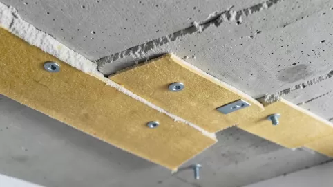 montaż płyt pir na suficie betonowym