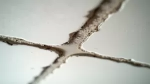 Szczelina między płytkami a sufitem